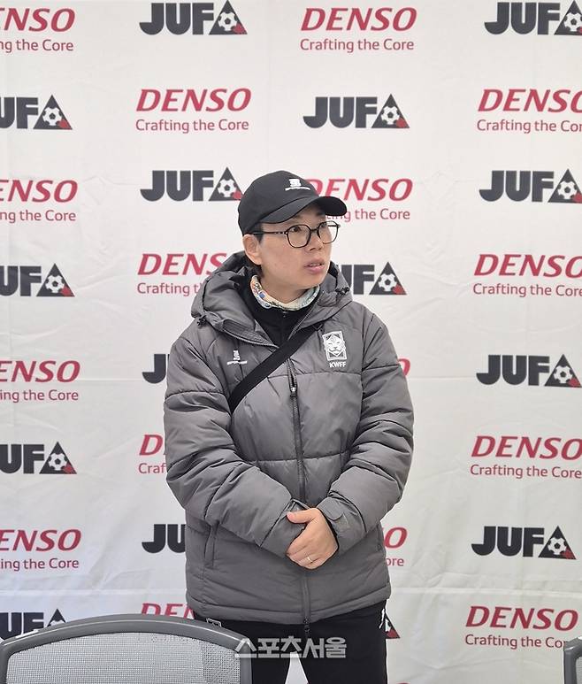 여자 대학선발팀 고문희 감독이 경기 후 취재진 질문에 답하고 있다. 사진 | 나고야=박준범기자