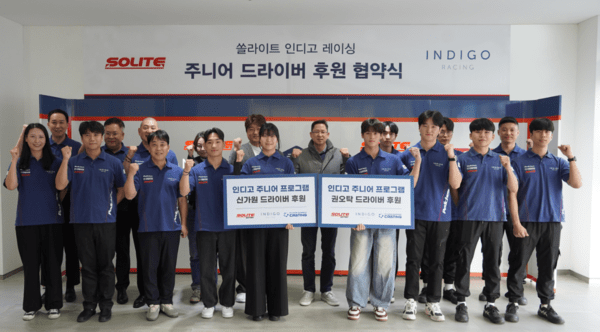 지난 9일 쏠라이트 인디고 레이싱은 글로벌 윤활유 전문 기업 모튤(MOTUL)과 5년 연속 후원 연장 계약을 체결하고 협약식을 진행했다고 밝혔다. (▲현대성우쏠라이트 홍영진 이사(왼쪽부터), 모튤코리아 김형관 국내사업총괄). /사진=현대성우쏠라이트