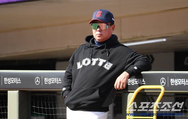 김태형 감독은 경기 전 한태양의 타격 훈련을 유심히 지켜봤다.