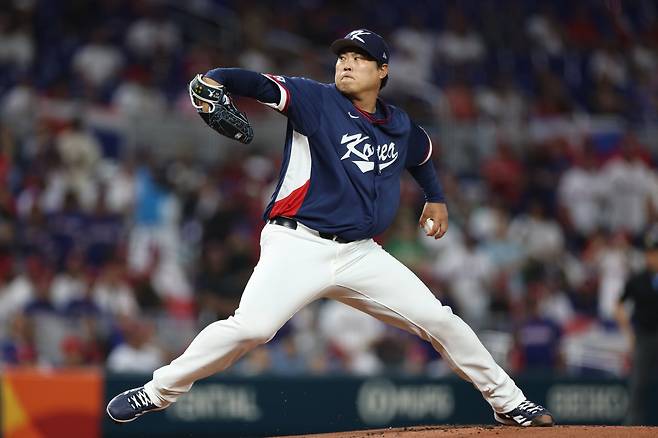 역투하는 류현진
(마이애미=연합뉴스) 윤동진 기자 = 13일(현지시간) 미국 플로리다주 마이애미 론디포파크에서 열린 월드베이스볼클래식(WBC) 대한민국 대 도미니카공화국 준준결승전. 한국 선발투수 류현진이 1회 말 역투하고 있다. 2026.3.14
mon@yna.co.kr
(끝)
<저작권자(c) 연합뉴스, 무단 전재-재배포, AI 학습 및 활용 금지>