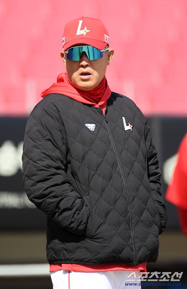 13일 광주 기아챔피언스필드에서 열린 KIA 타이거즈와 SSG 랜더스의 시범경기. SSG 이숭용 감독이 훈련을 지켜보고 있다. 광주=박재만 기자 pjm@sportschosun.com/2026.03.13/
