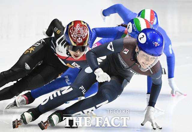 역전 승부를 노린 김길리(왼쪽)가 앞서가는 산드라 펠제부르(오른쪽)의 틈을 보며 추월에 나서고 있다,/몬트리올=AP.뉴시스