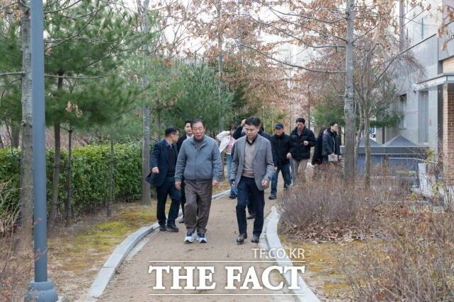 최민호 시장이 14일 보람동에서 '시장과 함께하는 1박2일'을 시민과 함께 펼치고 있다. /세종시