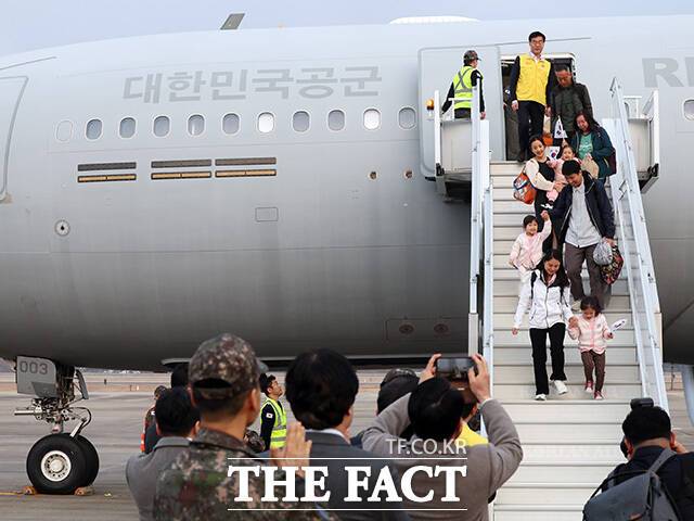 중동 전쟁 확대로 레바논에 체류 중이던 우리 국민 204명과 외국 국적 가족 5명 및 우방국(일본) 국민 2명 등 총 211명이 대한민국 군 수송기(KC-330)를 타고 15일 오후 성남공항에 도착하고 있다. /사진공동취재단