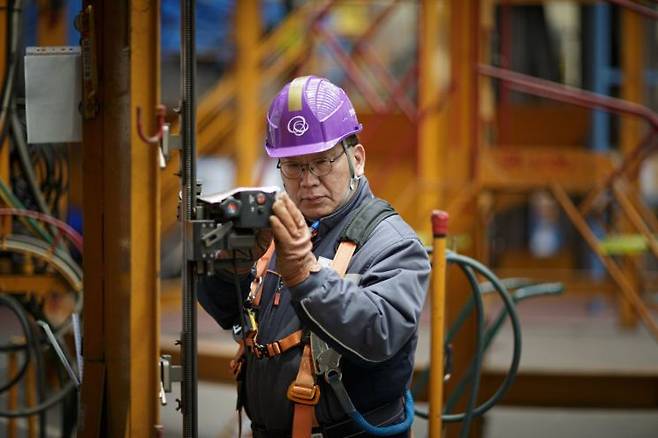 박순복 한화오션 명장이 11일 거제 옥포조선소에서 본인이 개발한 '위빙 캐리지' 장비를 확인하고 있다. 한화오션