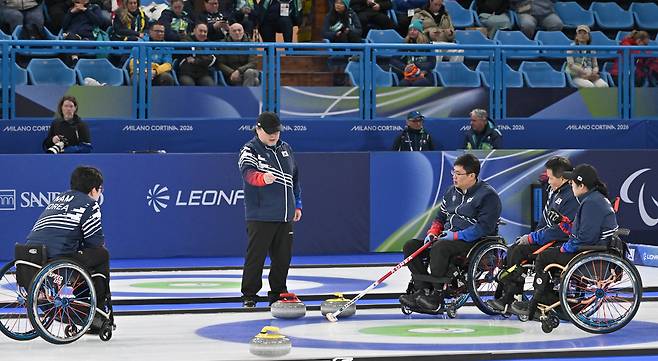 14일 이탈리아 코르티나 컬링 올림픽 스타디움에서 밀라노 코르티나 동계 패럴림픽 동메달결정전에 나선 한국 휠체어컬링 혼성 4인조 대표팀. 왼쪽부터 남봉광, 임성민 감독, 이현출, 양희태, 방민자./대한장애인체육회