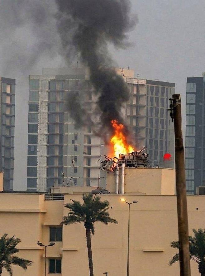 14일 이란이 공격을 받은 이라크 바그다드 미국 대사관 건물 옥상에서 불길과 연기가 치솟고 있다./X