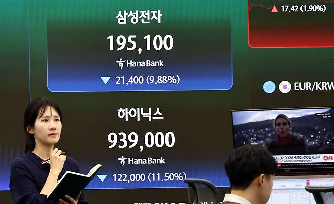 지난 3일 서울 중구 하나은행 딜링룸 현황판에 삼성전자와 하이닉스의 주가가 표시되고 있다./연합뉴스