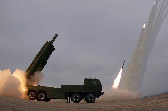 15일 노동당 기관지 노동신문은 “14일 조선인민군 서부지구 장거리포병구분대의 화력타격훈련이 진행됐다"면서 "훈련에는 600㎜ 초정밀 다연장 방사포 12문과 2개의 포병중대가 동원됐다"고 보도했다. (평양 노동신문=뉴스1)