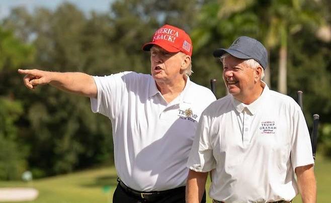 지난해 11월 린지 그레이엄 상원의원(오른쪽)이 도널드 트럼프 미국 대통령과 골프 라운딩에 나섰다. 사진 출처 그레이엄 인스타그램