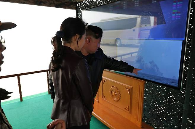 15일 노동당 기관지 노동신문은 “14일 조선인민군 서부지구 장거리포병구분대의 화력타격훈련이 진행됐다”면서 “훈련에는 600㎜ 초정밀 다연장 방사포 12문과 2개의 포병중대가 동원됐다”고 보도했다. (평양 노동신문=뉴스1)