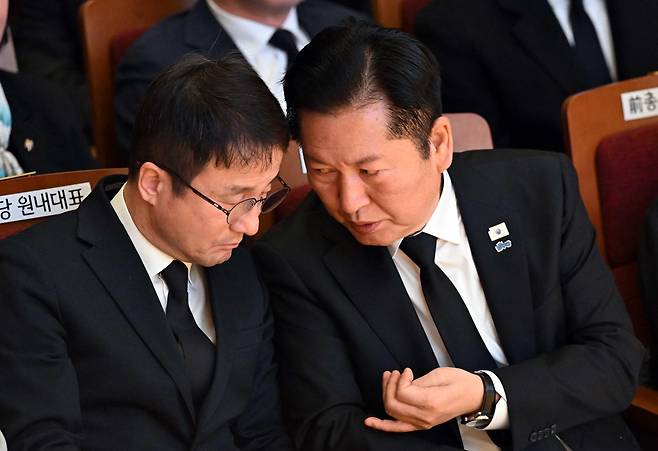 정청래 더불어민주당 대표와 한병도 원내대표가 14일 서울 동작구 원불교 소태산기념관 대각전에서 열린 故 이해찬 前 국무총리 49재에서 대화하고 있다. (청와대통신사진기자단) 2026.3.14 뉴스1