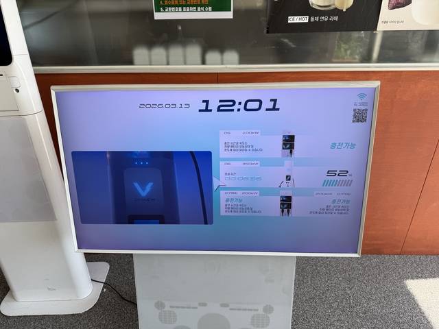 채비스테이 강남서초센터 카페 '20BOON' 안에서 차량 충전 상태를 모니터를 통해 확인할 수 있다. 임주희 기자