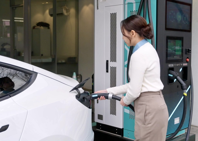 모델이 NACS 커넥터가 장착된 3세대 급속 충전기 '슈퍼소닉'을 테슬라 차량에 연결하고 있다. 채비 제공