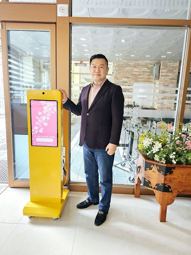 노인주간보호, 요양시설, 방문요양, 방문간호 등에 모두 적용될 수 있는 획기적 'AI 통합헬스케어 기반 어르신 맞춤케어' 모델을 개발, 국내 최초로 상용화에 나선 (주)해피케어365 박진수 회장. (주)해피케이365 제공