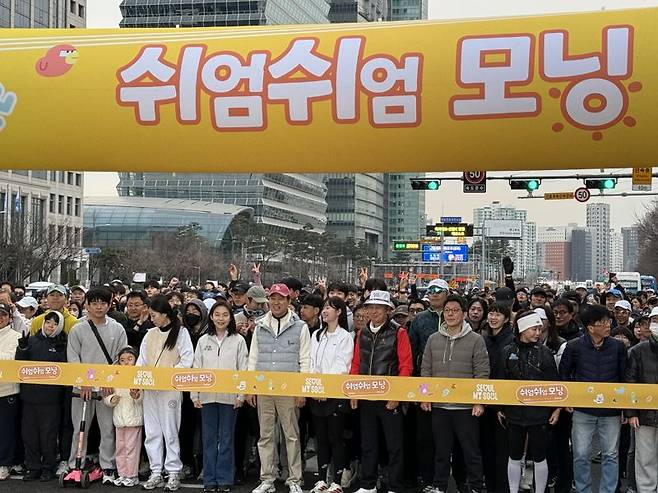 지난 14일 오세훈 서울시장(앞줄 가운데)이 여의도공원 인근에서 시민들과 함께 첫 '쉬엄쉬엄모닝' 출발을 기다리고 있다. 사진=이창훈 기자