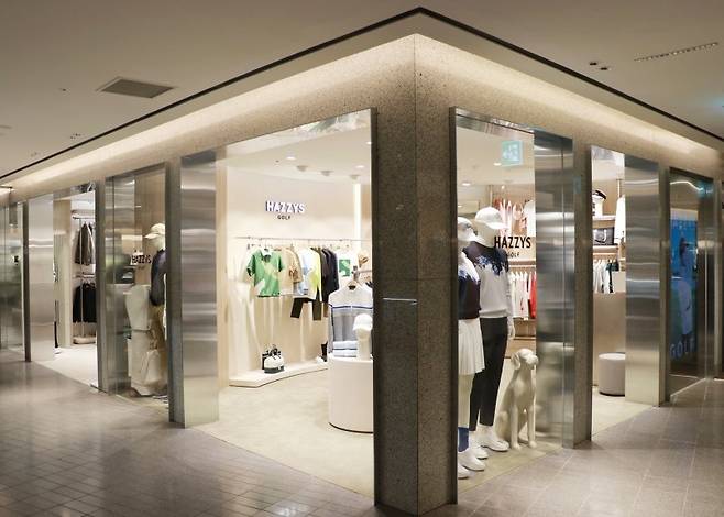 서울 중구 롯데백화점 본점에 있는 LF의 대표 골프웨어 브랜드 닥스골프와 헤지스골프 매장 LF 제공