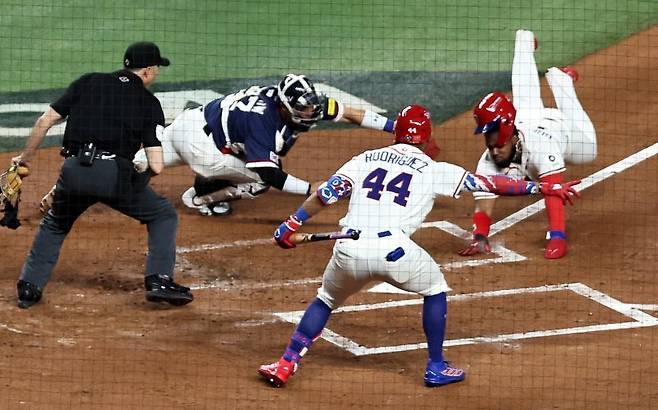 13일 오후(현지시간) 미국 플로리다주 마이애미 론디포파크에서 열린 2026 월드베이스볼클래식(WBC) 8강전 대한민국과 도미니카공화국의 경기. 2회말 1사 1루 도미니카 공화국의 블라디미르 게레로 주니어가 후니오르 카미네로의 안타 때 홈으로 쇄도해 득점에 성공하고 있다.뉴스1