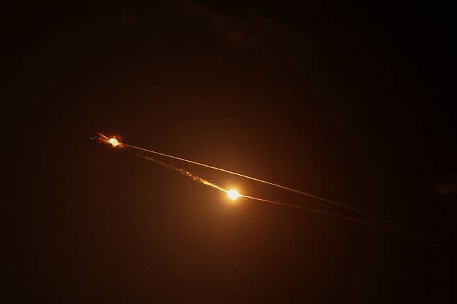 15일(현지시각) 이스라엘 텔아비브에서 이스라엘 방공 미사일이 이란 미사일을 요격하고 있다. 로이터 연합뉴스