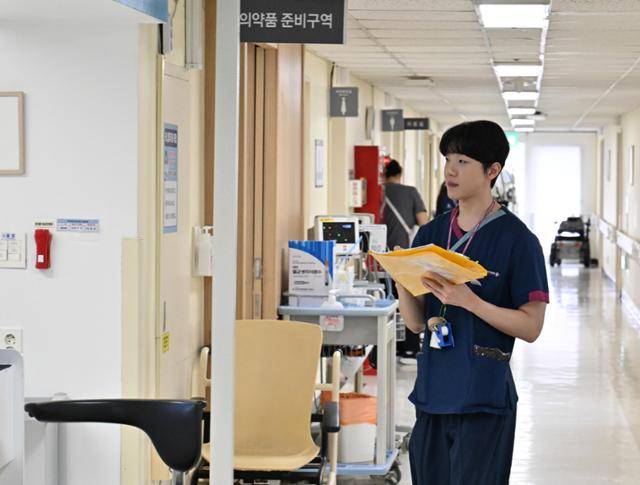 국립중앙의료원이 간호사를 대상으로 주 4일제 시범 사업을 시작한 지 100일을 맞았던 지난해 9월 22일, 한 간호사가 병동에서 업무를 보고 있다. 왕태석 선임기자