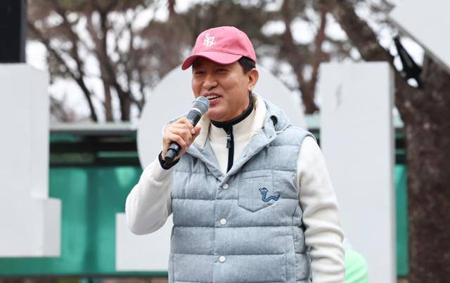 오세훈 서울시장이 14일 오전 서울 영등포구 여의도공원 일대에서 열린 쉬엄쉬엄 모닝에서 인사말을 하고 있다. 뉴스1