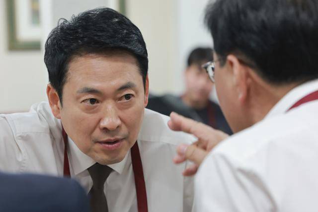 장동혁 국민의힘 대표가 13일 서울 영등포시장 내 한 식당을 방문해 점심을 먹으며 송언석 원내대표와 대화하고 있다. 연합뉴스