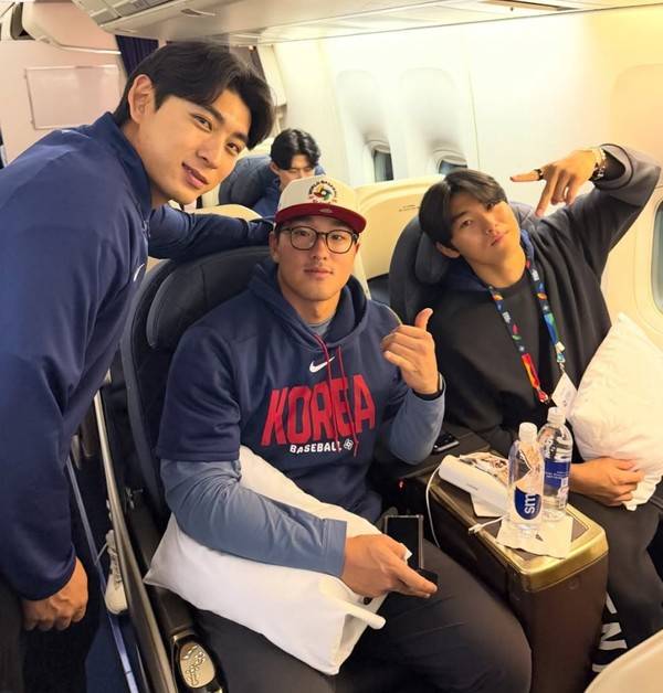 한국 야구대표팀의 이정후, 안현민, 김도영이 전세기를 타고 미국 마이애미로 향하면서 기념 사진을 촬영하고 있다. 사진=KBO SNS