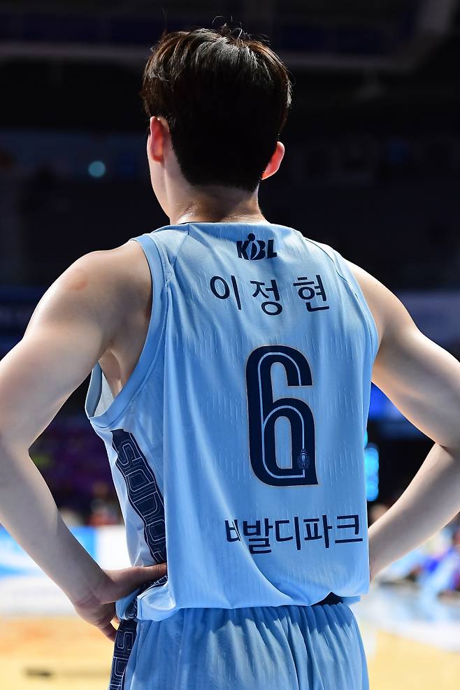 소노 이정현이 15일 고양소노아레나에서 열린 삼성과의 2025~26 LG전자 프로농구 정규리그 경기 중 코트를 지켜보고 있다. 사진=KBL