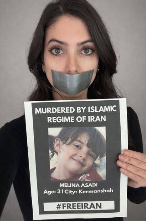 이란의 마지막 국왕인 모하마드 레자 팔레비의 손녀이자 마지막 왕세자인 레자 팔레비의 장녀인 누르 팔레비(34). 누르 팔레비가 이란 여자아이 멜리나 아사디(3)의 사진을 들고 있다. 여자아이의 사진 위에는 '이란 이슬람 정권에 의해 살해됐다'는 문구가 적혀 있다. 사진 아래에는 #FREEIRAN(이란을 자유롭게 하라)라는 메시지가 적혀 있다. 사진 인스타그램 캡처