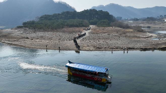 3000원을 내고 입장권을 산 후 선착장에서 배를 타고 약 2분이면 청령포에 도착한다. 관람객이 많아지면서 배를타기 위해 줄을 선 모습.