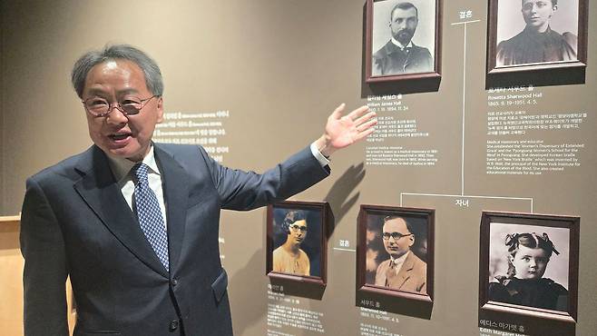 구한말 강원도 지역은 미국 감리교의 선교 무대였다. 감리교 감독회장이자 한교총 대표회장인 김정석 목사가 로제타 홀 여사의 가계도를 보면서 그들의 생애를 설명하고 있다. 고성=백성호 기자