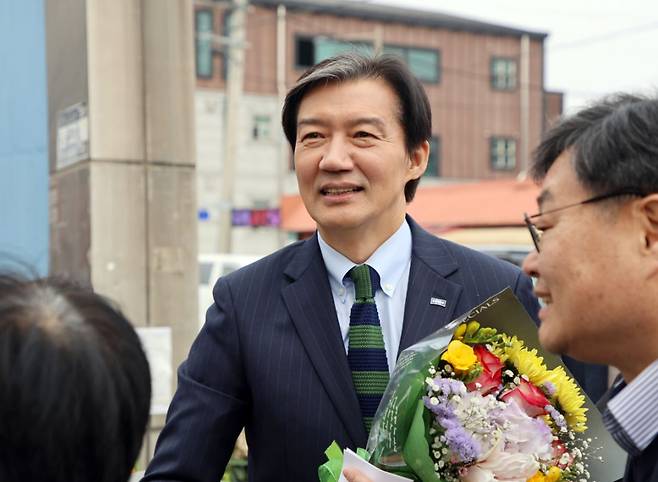 조국 조국혁신당 대표가 15일 전북 장수군 장수시장을 찾아 주민들과 인사를 나누고 있다. 연합뉴스