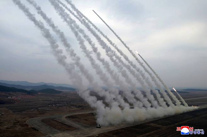 북한 조선중앙통신은 김정은 북한 국무위원장이 참관한 가운데 지난 14일 600mm 초정밀다연장방사포 타격 훈련을 진행했다고 15일 보도했다. 연합뉴스