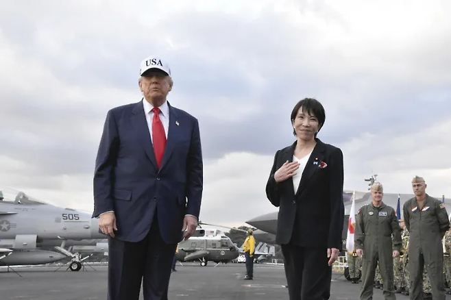 도널드 트럼프 미국 대통령(왼쪽)과 다카이치 사나에 일본 총리가 지난해 10월 28일 일본 가나가와현 요코스카의 주일미군 기지에서 미 해군 항공모함 조지워싱턴호에 탑승해 주일미군의 환영을 받고 있다. EPA연합뉴스