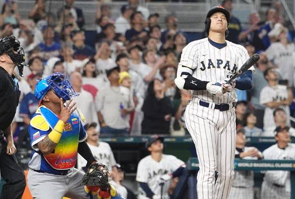 일본 야구팀 오타니 쇼헤이가 15일(한국시간) WBC 8강전 베네수엘라와의 경기에서 9회 말 아웃된 후 아쉬워하고 있다. AP연합뉴스