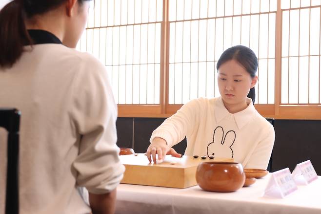 이번 대회 8강, 4강, 결승에서 모두 일본 기사를 꺾고 우승을 차지한 ‘바둑 여왕’ 김은지 9단. 한국기원 제공