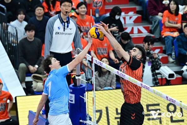 인천 대한항공의 이든(왼쪽)이 15일 부산 강서실내체육관에서 열린 2025~2026 V-리그 남자부 6라운드 원정 경기에서 OK저축은행 디미트로프를 상대로 스파이크를 시도하고 있다. KOVO 제공