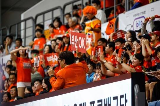 주말 홈경기 전 경기 매진시킨 OK저축은행 배구단 / 사진=OK저축은행 제공. 연합뉴스