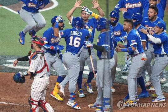 역전 홈런에 환호하는 베네수엘라 선수들