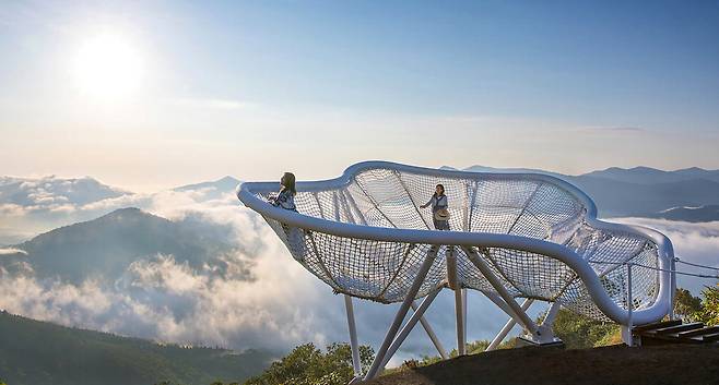 봄에도 설경을 즐길 수 있는 토마무 더 타워 바이 호시노 리조트. 토마무 리조트 한국사무소