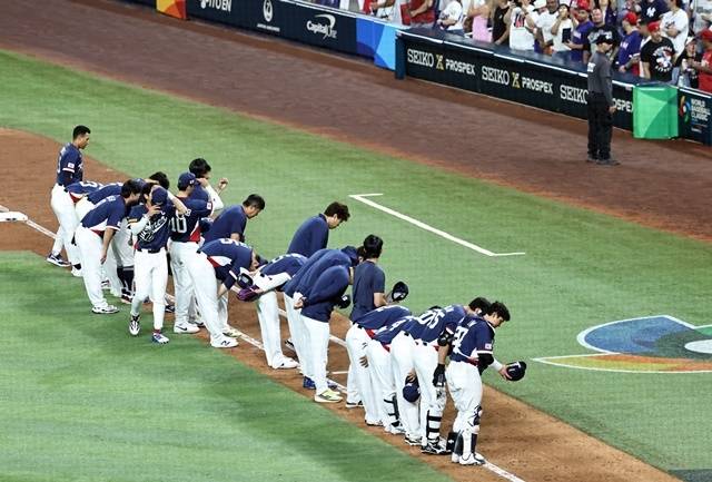 13일(현지시간) 미국 플로리다주 마이애미 론디포파크에서 열린 월드베이스볼클래식(WBC) 대한민국과 도미니카공화국의 준준결승전 경기. 7회말 2사 1, 3루 도미니카 웰스에게 3점 홈런을 허용하며 콜드게임 패한 한국 선수들이 관중들에게 인사하고 있다. 사진=연합뉴스