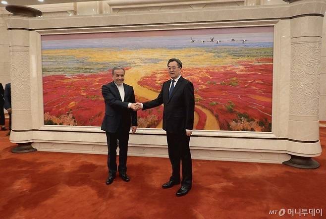 (베이징 AFP=뉴스1) 우동명 기자 = 딩쉐샹 중국 국무원 부총리가 23일(현지시간) 베이징에서 압바스 아락치 이란 외무장관과 만나 악수를 하고 있다. 2025.04.24 ⓒ AFP=뉴스1 Copyright (C) 뉴스1. All rights reserved. 무단 전재 및 재배포, AI학습 이용 금지. /사진=(베이징 AFP=뉴스1) 우동명 기자