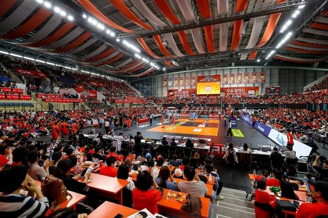 프로배구 V리그 남자부 OK저축은행은 부산으로 연고이전한 첫 시즌부터 주말 홈경기 100% 매진 등 V리그 14개 구단 중 유일한 평균 관중 3000명을 돌파했다. 사진은 진에어 2025∼2026 V리그를 보기 위해 부산 강서체육관을 찾은 부산 배구팬의 모습. OK저축은행 읏맨 프로배구단 제공