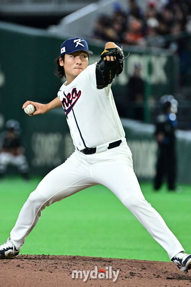 8일 일본 도쿄돔에서 열린 2026 월드 베이스볼 클래식(WBC) 조별리그 한국-대만 경기. 곽빈이 4회초 마운드에 올라 힘차게 투구하고 있다./도쿄(일본)=한혁승 기자 hanfoto@mydaily.co.kr