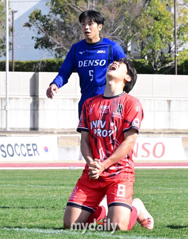 이윤성(8번)이 15일 일본과 덴소컵 경기 막판 기회를 놓친 후 아쉬워하고 있다. /웨이브 스타디움 가리야(일본 나고야)=유진형 기자