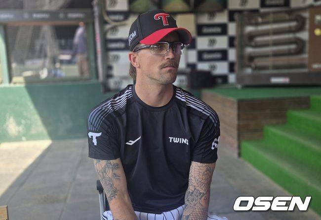 호주 대표팀으로 월드베이스볼클래식(WBC)에 출전하고 돌아온 LG 트윈스 투수 라클란 웰스가 14일 사직구장에서 인터뷰하고 있다. /orange@osen.co.kr