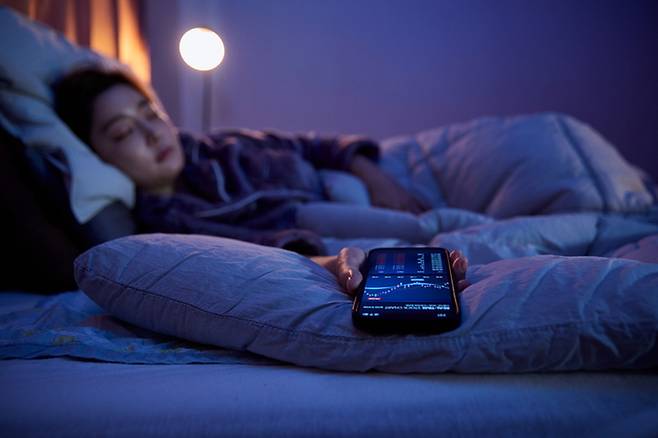 30~40대 직장인들 사이에서 타인의 수익 인증을 보며 나만 기회를 놓치고 있다는 ‘포모(FOMO)’ 증후군이 일상을 잠식하고 있다. 게티이미지