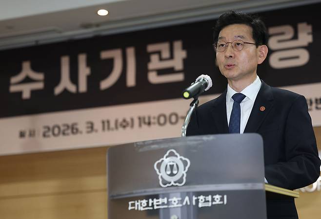 지난 11일 서울 서초동 대한변호사협회 회관에서 ‘수사기관 역량 강화를 위한 공청회’가 열려 윤창렬 검찰개혁추진단장(국무조정실장)이 축사를 하고 있다. 연합뉴스