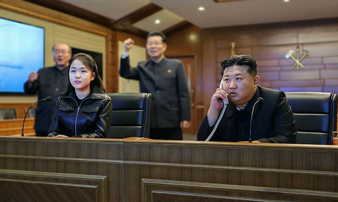 김정은 북한 국무위원장이 딸 주애와 함께 구축함 최현호의 전략순항미사일 시험발사를 10일 화상 방식으로 참관하고 있다. 조선중앙TV·뉴시스