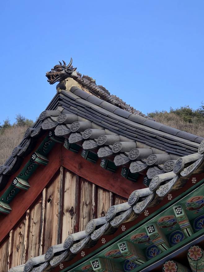 보림사 명부전 지붕 용 조각 치문.